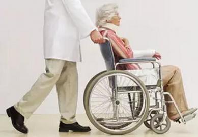 短病程RA患者的功能障碍可能与老年发病有关
